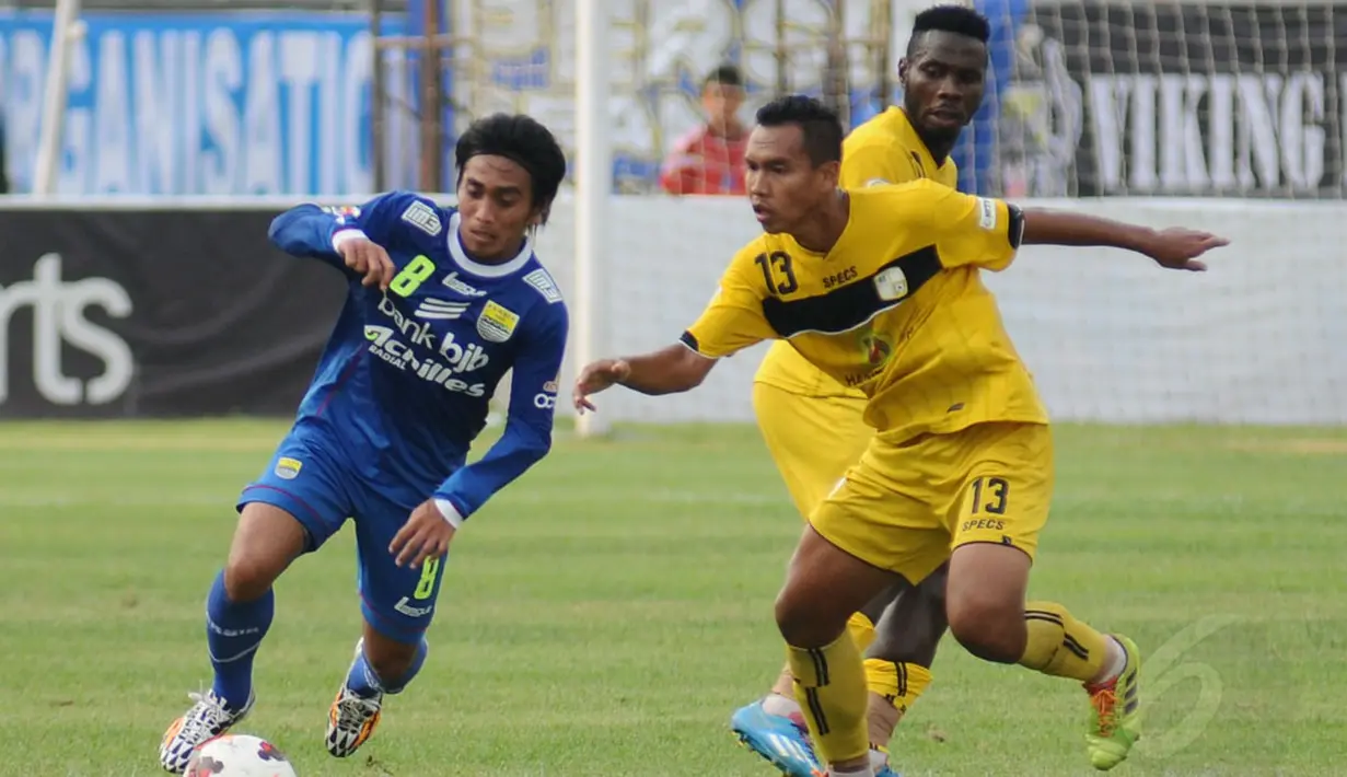Gelandang Persib Bandung, Taufiq (kiri) lolos dari kawalan dua pemain Barito Putera saat berlaga di Stadion Si Jalak Harupat, (10/6/2014). (Liputan6.com/Helmi Fithriansyah)