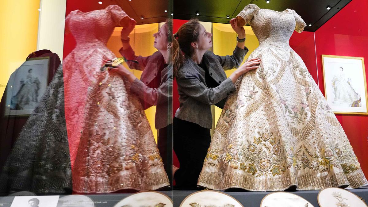 Peringatan 100 Tahun Kelahiran Ratu Elizabeth II, Ratusan Busana akan Dipamerkan di Istana Buckingham