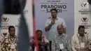 Wakil Sekjen Partai Gerindra Sudaryono (berdiri) bersama perwakilan Perkumpulan Disabilitas Indonesia memberikan keterangan usai melakukan pertemuan dengan Capres nomor urut 02 Prabowo Subianto di Jakarta, Selasa (4/12). (Merdeka.com/Iqbal S Nugroho)