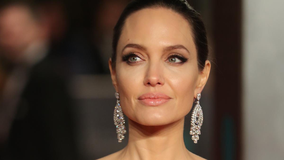 Angelina Jolie Tahan Tangis Saat Lepas Anak Kuliah di Korea Selatan