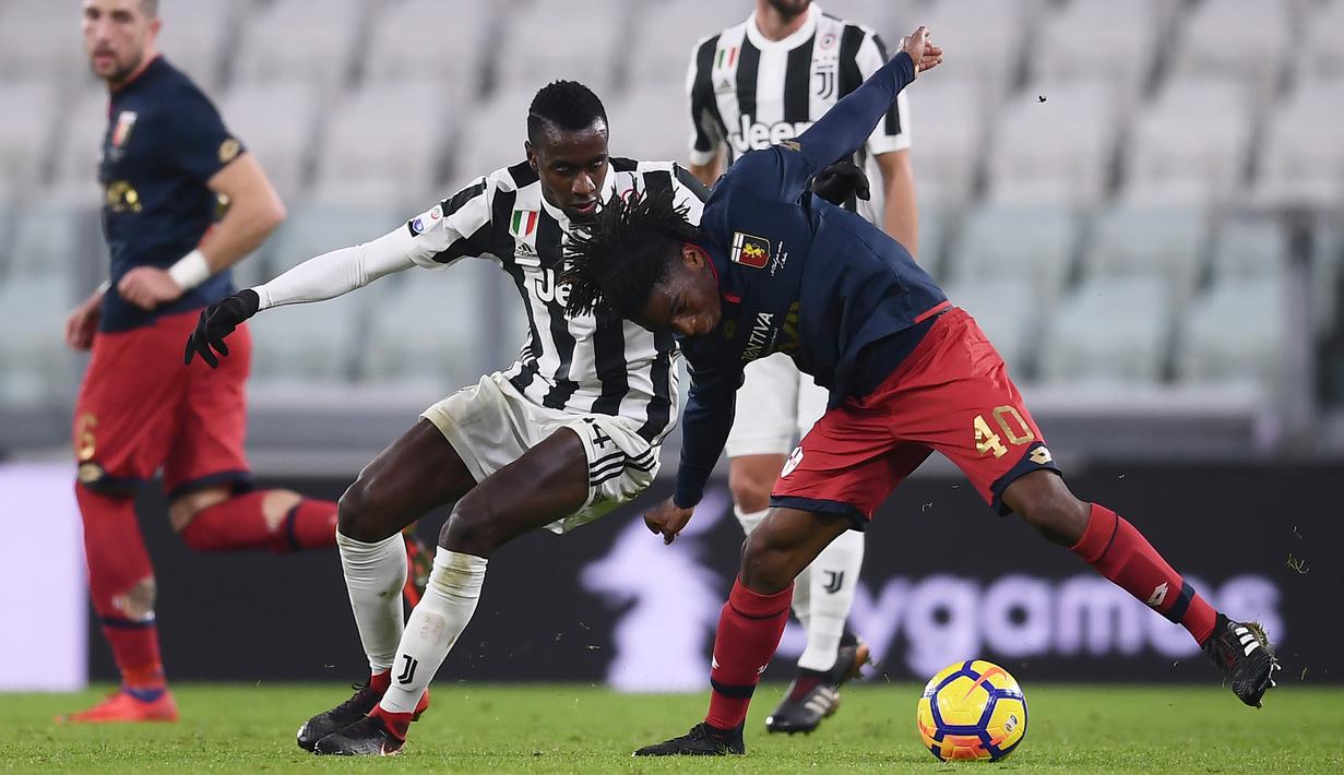 Pemain Juventus, Blaise Matuidi berebut bola dengan pemain Genoa, Stephane Omeonga pada lanjutan Serie A di Allianz stadium, Turin, (22/1/2018). Juventus menang tipis 1-0.  (AFP/Marco Bertorello)
