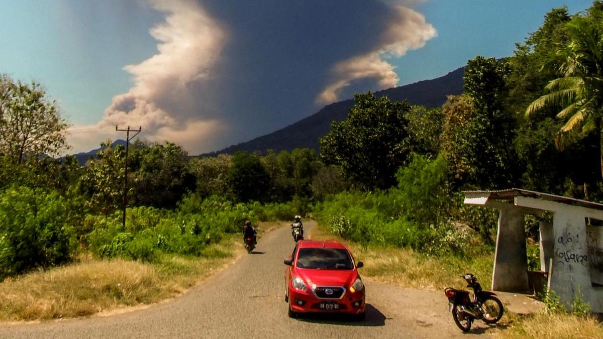Sumber Air di Sejumlah Daerah Tercemar Akibat Abu Vulkanik Erupsi Gunung Lewotobi Laki-Laki  
