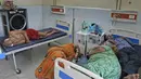 <p>Seorang petugas medis di Ballia, S. K Yadav, mengungkapkan bahwa dalam tiga hari terakhir, sekitar 300 pasien dirawat di rumah sakit karena berbagai penyakit yang diperparah oleh suhu panas ekstrem. Gentingnya situasi membuat pihak berwenang bahkan membatalkan cuti tenaga medis di Ballia dan menyediakan tempat tidur tambahan di bangsal darurat rumah sakit. (AP Photo/Rajesh Kumar Singh)</p>