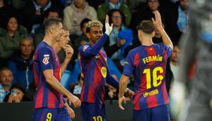 Skuad Barcelona merayakan gol Lamine Yamal ke gawang Celta Vigo di laga di pekan ke-12 La Liga 2025/2026 di Balaidos, Senin (10/11/2025) dini hari WIB. (AP Photo/Lalo R. Villar)