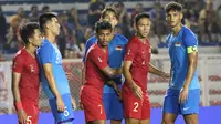 Pemain Timnas Indonesia U-22, Andy Setyo dan Zulfiandi, meminta bola saat melawan Singapura U-22 pada laga SEA Games 2019 di Stadion Rizal Memorial, Manila, Kamis (28/11). Indonesia menang 2-0 atas Singapura. (Bola.com/M Iqbal Ichsan)