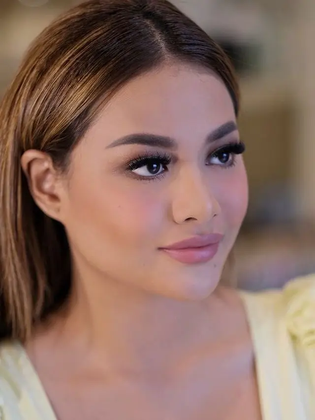 7 Gaya Pemotretan Aurel Hermansyah dengan Floral Dress, Tampil Menawan