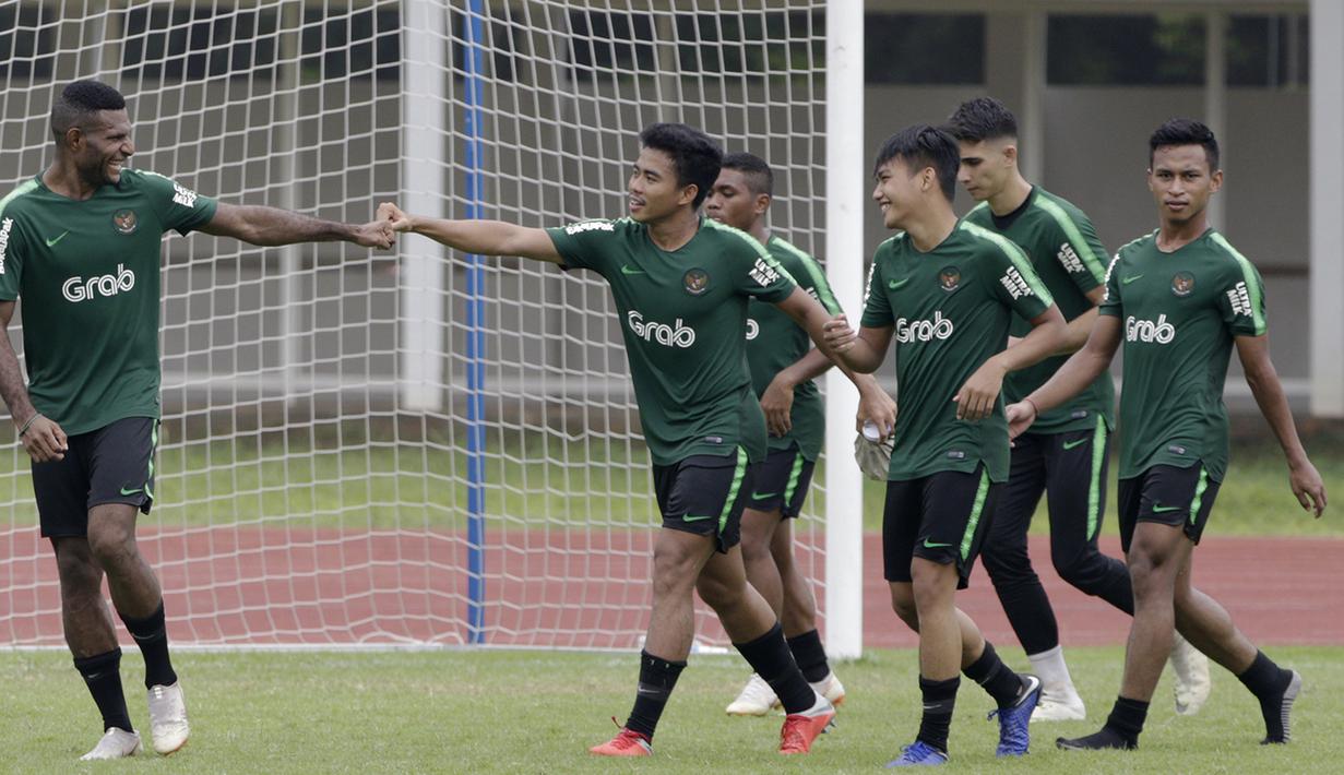 Pemain Timnas Indonesia U-22, Marinus Wanewar, melakukan tos dengan Nur Hidayat saat latihan di Stadion Madya Senayan, Jakarta, Selasa (22/1). Latihan ini merupakan persiapan jelang Piala AFF U-22. (Bola.com/Yoppy Renato)