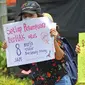 Aksi aktivis Perempuan Mahardhika memperingati Hari Perempuan Sedunia di Kawasan Patung Kuda Arjuna Wijaya, Jakarta, Senin (8/3/2021). Mereka meminta segera pemerintah mengesahkan RUU Perlindungan PRT, Ratifikasi Konvensi ILO 190 beserta rekomendasi 206. (Liputan6.com/Herman Zakharia)