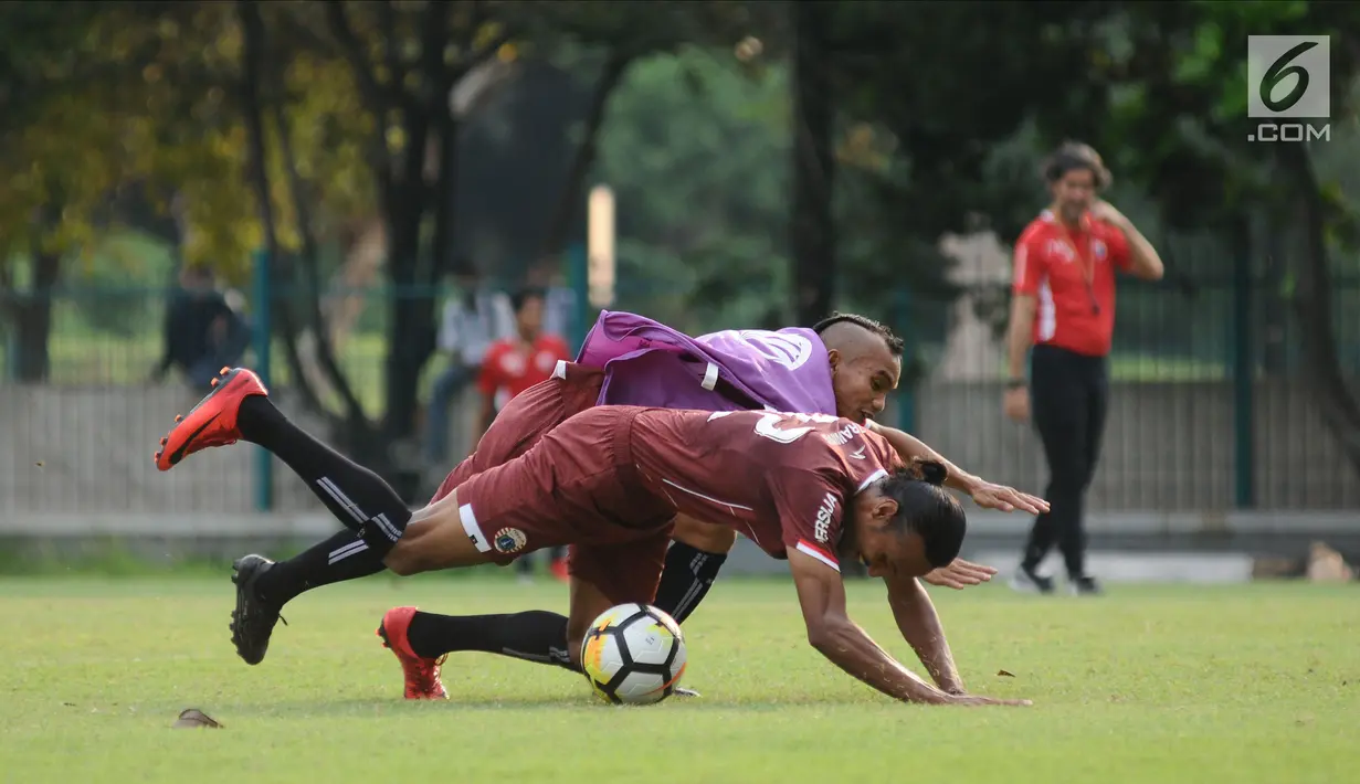 Pemain Persija, Riko Simanjuntak (atas) berebut bola dengan Rohit Chand saat latihan di Lapangan A Senayan, Jakarta, Selasa (13/3). Persija akan menjamu Song Lam Nghe An di kualifikasi grup H Piala AFC 2018, Rabu (14/3). (Liputan6.com/Helmi Fithriansyah)