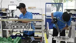Pekerja menyelesaikan perakitan mesin Mercedes Benz di Pabrik Mercedes Benz, Wanaherang, Bogor (11/12). Mercededes-Benz C-Class generasi terbaru kini resmi masuk jalur produksi pabrik Mercedes-Benz di Wanaherang, Bogor. (Liputan6.com/Herman Zakharia)