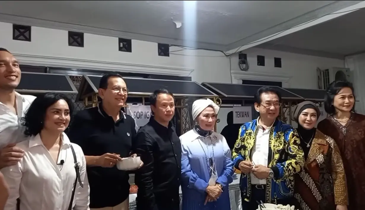 Para artis senior berada dipanggung untuk menyaksikan potong tumpeng yang dilakukan oleh Anwar Fuady bersama putrinya. [Youtube/Nourma Yunita Channel]