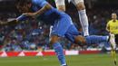 Duel pemain Real Madrid, Karim Benzema (atas) dan pemain Getafe, Damian Suarez pada lanjutan La Liga Santander di Santiago Bernabeu stadium, Madrid, (3/3/2018). Real madrid menang 3-1. (AP/Francisco Seco)