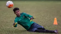 Kiper Barito Putera, Muhammad Riyandi, mengikuti latihan seleksi Timnas Indonesia U-19 di Lapangan Sawangan, Bogor, Jawa Barat, Senin (1/8/2016). (Bola.com/Vitalis Yogi Trisna)