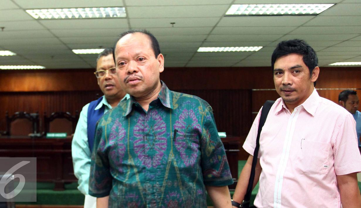 Sutan Bhatoegana berjalan usai menghadiri sidang lanjutan di Pengadilan Tipikor, Jakarta, Kamis (18/6/2015). Sutan Bhatoegana terlibat atas dugaan dalam kasus suap pembahasan APBNP 2013 di Kementerian ESDM. (Liputan6.com/Helmi Afandi)
