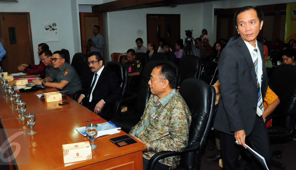 Ketua Komnas HAM, Nur Kholis (kanan) jelang memberikan sambutan launching Laporan Situasi Pembela HAM, Jakarta, Selasa (15/9/2015). Menurut Nur Kholis para pembela HAM belum mendapatkan perlindungan dari negara. (Liputan6.com/Helmi Afandi)