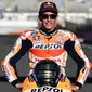 Juara Dunia dari Team Repsol Honda, Marc Marquez berpose setelah memenangkan balapan seri ke 18 MotoGP Grand Prix Valencia di Sirkuit Ricardo Tormo, Valencia (12/11). Marc Marquez finis di urutan ketiga. (AFP PHOTO / Jose Jordan)