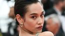 Ekspresi Kiko Mizuhara saat menghadiri pemutaran film "Yomeddine" selama Festival Film Cannes ke-71 di Prancis (9/5). Kiko Mizuhara tampil cantik dengan gaun jaring-jaring berwarna abu-abu. (AFP Photo/Anne-Christine Poujoulat)