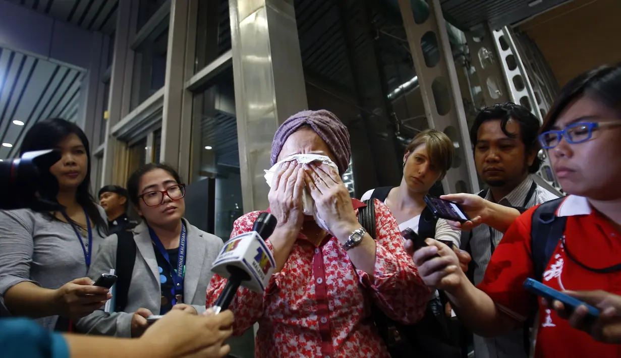 Seorang wanita keluarga korban menangis mendapat kepastian tentang jatuhnya pesawat MH-17 di Bandara Internasional Kuala Lumpur, Malaysia, Jumat (18/7/14).(REUTERS/Samsul Said)