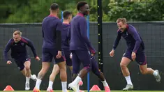Pemain Inggris #09 Harry Kane (kanan) dan #20 Jarrod Bowen (kiri) mengambil bagian dalam sesi Latihan salaam EURO 2024 di Blankenhain, Jerman timur, Sabtu (15/6/2024). (Adrian DENNIS / AFP)