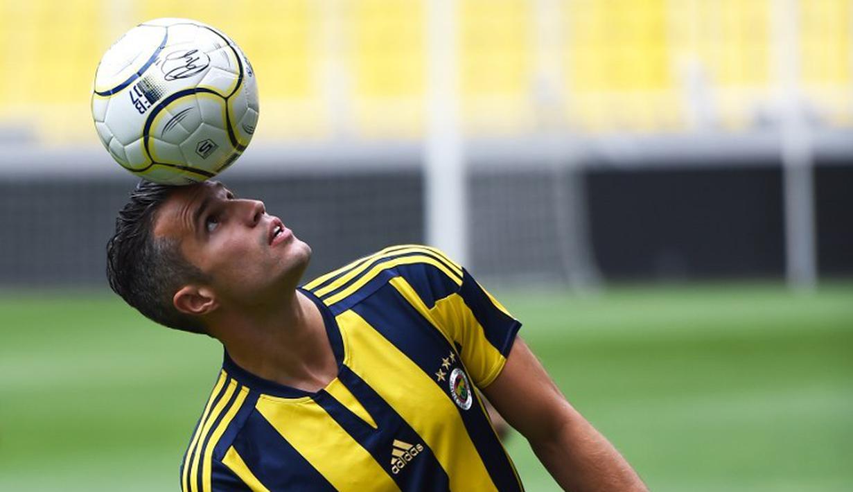 Robin van Persie mendapat sambutan hangat saat diperkenalkan secara resmi kepada publik di markas Fenerbahce, Stadion Sukru Saracoglu, Istanbul, Turki. (14/7/2015). (AFP PHOTO/OZAN KOSE)