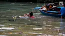 Anak-anak bermain di antara sampah kiriman yang mengotori perairan Kepulauan Seribu di sekitar Pulau Pari dan Pulau Pramuka, Rabu (28/11). Sampah berasal dari wilayah luar Jakarta yang terbawa angin hingga ke perairan Jakarta. (Liputan6.com/Faizal Fanani)