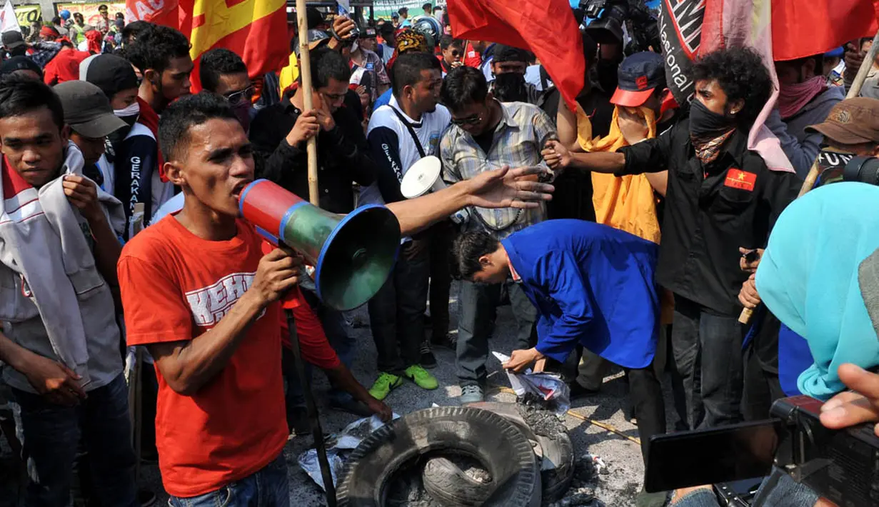 Ratusan pengunjuk rasa menyuarakan penolakan terhadap pilkada yang dipilih DPRD di depan Gedung DPR, Jakarta, (25/9/14). (Liputan6.com/Johan Tallo)