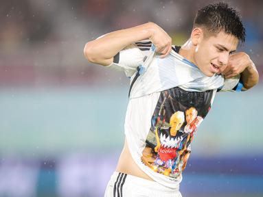 Bintang Timnas Argentina U-17, Claudio Echeverri harus menjalani laga perebutan tempat ketiga Piala Dunia U-17 menghadapi Mali dalam suasana duka yang mendalam setelah wafatnya sang nenek hanya sehari menjelang laga. Sang nenek wafat pada Kamis (30/11/2023). Atas dasar itulah ia tak bermain sebagai starter saat jumpa Mali pada Jumat (1/12/2023) yang berujung dengan kekalahan telak 0-3. Ia pun gagal mempersembahkan kado perpisahah untuk sang nenek setelah golnya dianulir wasit setelah terlebih dahulu terperangkap offside. Padahal ia telah mempersiapkan kaos bergambar dirinya dan sang nenek di dalam balutan jerseynya. (Bola.com/Bagaskara Lazuardi)