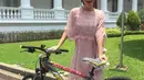 "Guys, aku baru aja selesai ketemu Bapak Presiden Joko Widodo untuk acara Hari Musik Nasional dan guess what? Aku dapat sepeda. Hadiah presiden Jokowi," ungkap Raisa bahagia. (Twitter/Raisa6690)