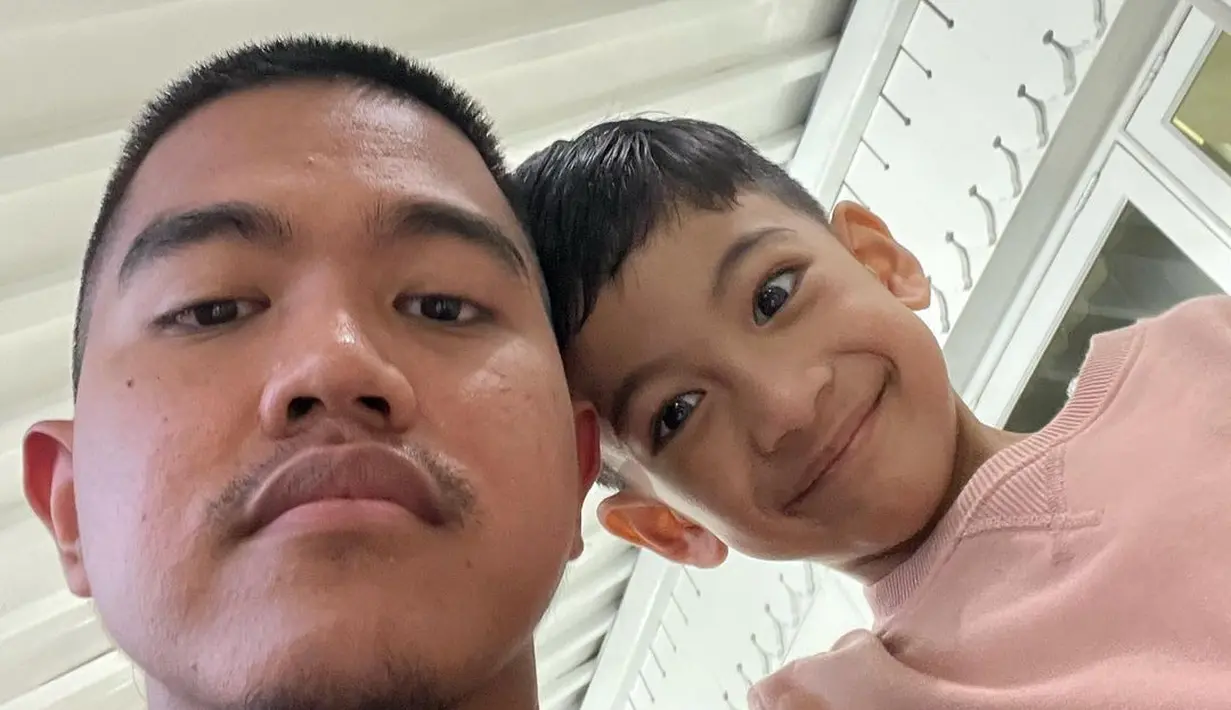 Kaesang Pangarep, mengajak keponakan pertamanya, Jan Ethes, untuk selfie. Putra Gibran Rakabuming Raka tampak tersenyum. (Foto: Instagram/@kaesangp)