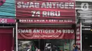 Spanduk penawaran harga tes cepat COVID-19 terpampang di salah satu klinik di Jalan Warung Buncit Raya, Jakarta, Rabu (30/6/2021). Tingginya animo masyarakat untuk melakukan tes cepat COVID-19 berimbas pada penawaran harga yang bervariasi di beberapa klinik. (Liputan6.com/Helmi Fithriansyah)