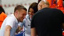 Penyerang Inggris, Jamie Vardy dihibur sang istri, Ribka Vardy, usai laga babak 16 besar Piala Eropa 2016 antara Inggris vs Islandia, di Stade de Nice, Selasa (28/6) dinihari. Inggris menyerah 1-2 dari Islandia. (REUTERS/Kai Pfaffenbach Livepic)