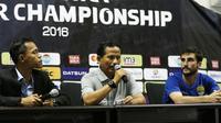 Pelatih Persib Bandung, Djajang Nurjaman saat memberikan keterangan usai melawan Persiba Balikpapan pada lanjutan Torabika SC 2016  di Stadion Wibawa Mukti, Cikarang, Sabtu (1/10/2016). (Bola.com/Nicklas Hanoatubun)