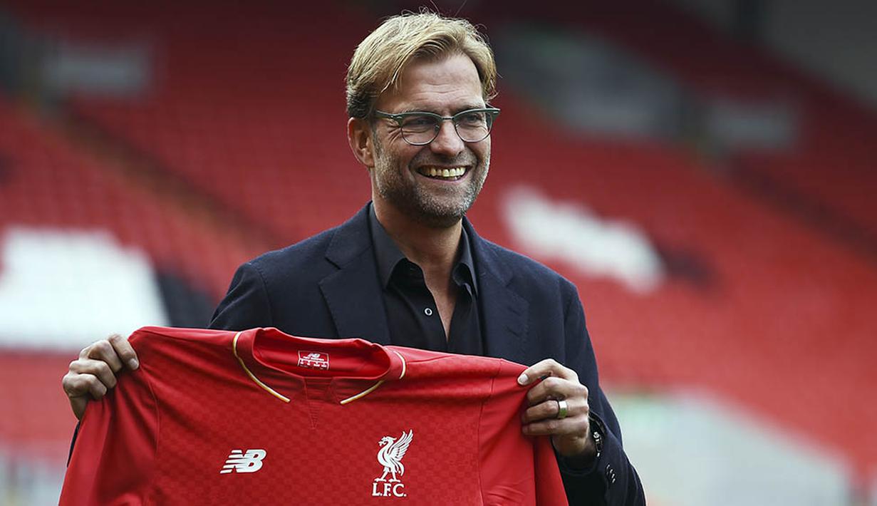 Jurgen Klopp resmi ditunjuk Liverpool sebagai pelatih menggantikan Brendan Rodgers. Pelatih asal Jerman yang pernah sukses bersama Dortmund itu diyakini publik bisa mengangkat prestasi dari The Reds. (AFP/Paul Ellis)