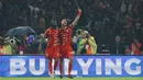 Skor 1-0 untuk keunggulan Persija bertahan hingga waktu turun minum. Tampak dalam foto, pemain Persija Emaxwell Souza De Lima (kanan) merayakan gol yang dicetak Allano Brendon De Souza Lima saat melawan Persebaya pada pertandingan pekan ke-27 BRI Super League 2025/2026 di Stadion Utama Gelora Bung Karno (SUGBK), Jakarta, Sabtu (11/4/2026). (Bola.com/Bagaskara Lazuardi)