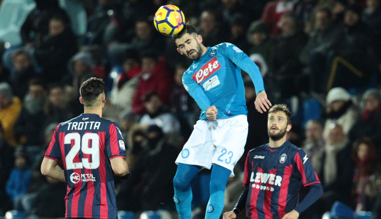 Bek Napoli, Elseid Hysaj, menyundul bola saat melawan Crotone pada laga Serie A Italia di Stadion Ezio Scida, Crotone, Jumat (29/12/2017). Crotone kalah 0-1 dari Napoli. (AFP/Carlo Hermann)