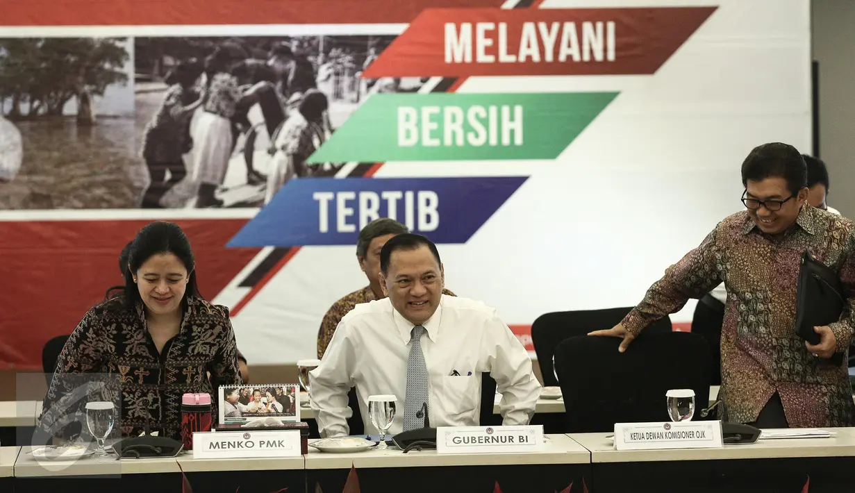 Menko PMK, Puan Maharani bersiap melakukan rapat koordinasi di Jakarta, Senin (6/2). Tahun ini pemerintah akan meningkatkan jumlah penerima bantuan sosial nontunai PKH dari 1,4 juta penerima manfaat menjadi 3 juta keluarga. (Liputan6.com/Faizal Fanani)