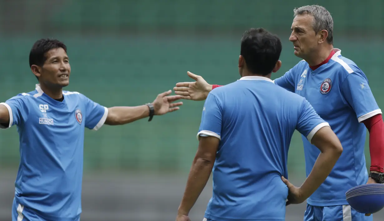 Pelatih Arema FC, Milomir Seslija, berdiskusi dengan Singgih Pitono, saat latihan di Stadion Patriot, Bekasi, Jumat (29/3). Latihan ini persiapan jelang perempat final Piala Presiden 2019 melawan Bhayangkara FC. (Bola.com/Vitalis Yogi Trisna)