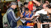 Penyerang Chelsea, Alvaro Morata (kiri) memberi tanda tangan kepada fans Chelsea yang sudah menunggu kedatangannya di Bandara Internasional Changi, Singapura, Sabtu (22/7/2017). Morata akan membela Chelsea pada International Champions Cup (ICC) 2017 seri 