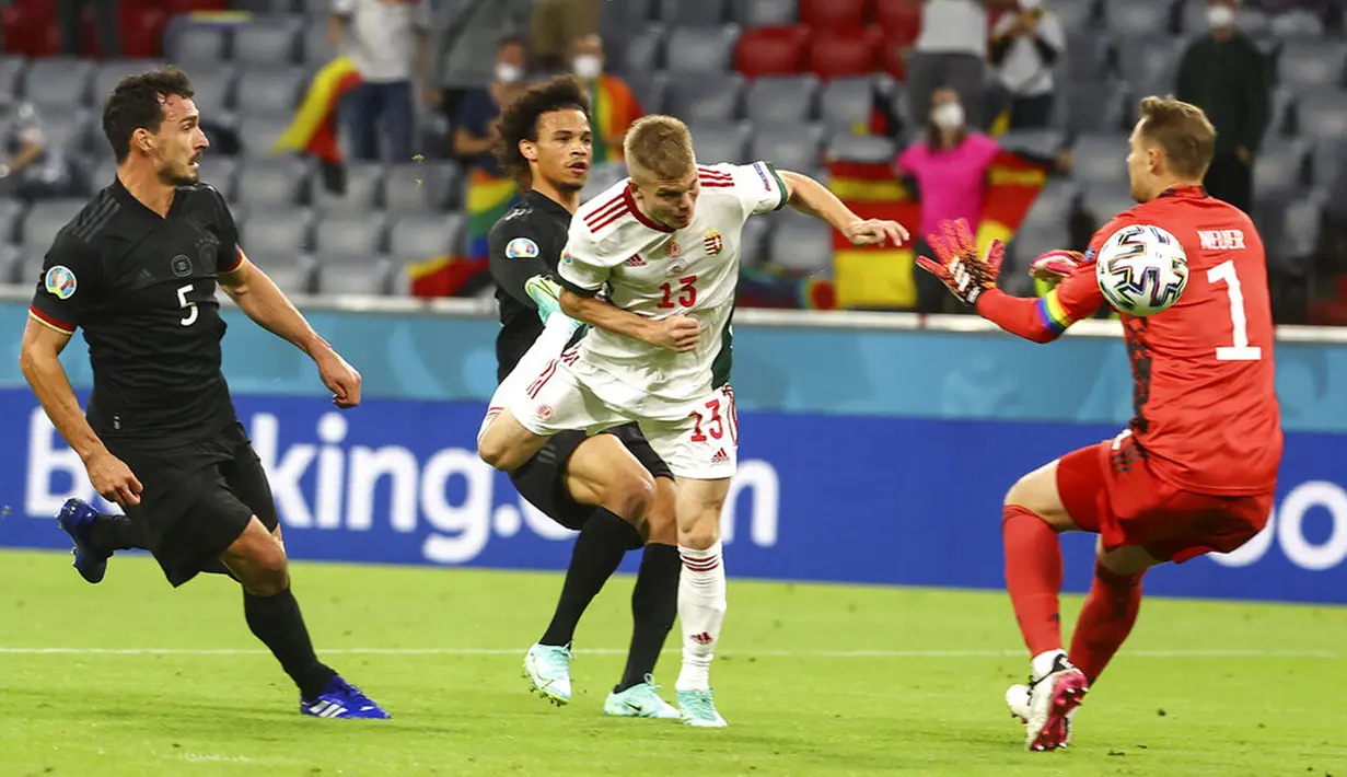 Pemain Hungaria Andras Schaefer mencetak gol ke gawang Jerman yang dijaga Manuel Neuer pada pertandingan Grup F Euro 2020 di Allianz Arena, Munich, Jerman, Rabu (23/6/2021). Pertandingan berakhir imbang 2-2. (Kai Pfaffenbach/Pool via AP)