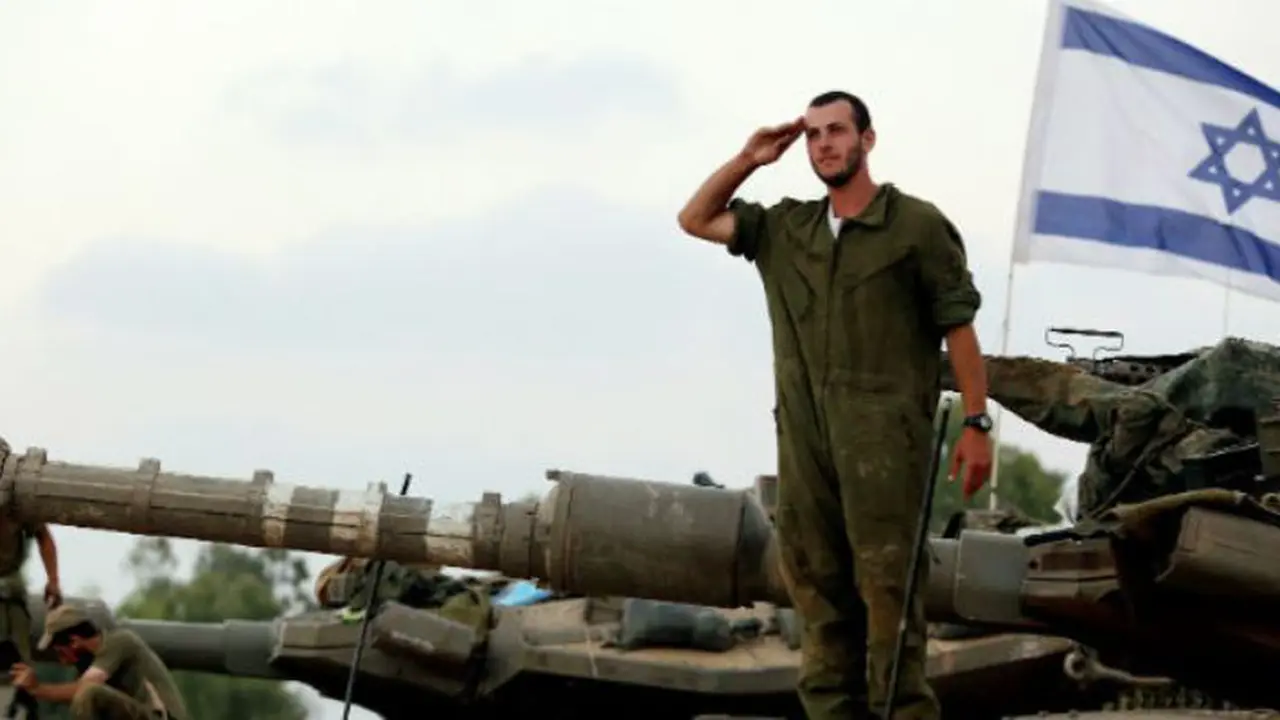 Tentara Israel Ini Bela Muslim yang Dilarang Salat di Tempat Umum