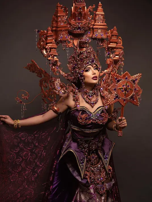 Kostum tersebut juga menggambarkan kemegahan Bangunan Candi Kerajaan Majapahit yang didominasi warna Ungu, Emas dan Tembaga.