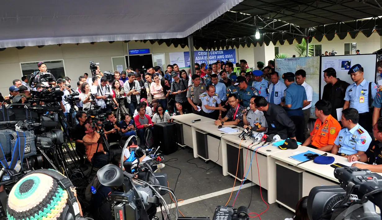 Staf Kemenhub dan Kepala Badan SAR Kota Surabaya Hernanto menggelar jumpa pers terkait pencarian AirAsia QZ8501 di Surabaya, Jawa Timur, Senin (29/12/2014). (Liputan6.com/Johan Tallo)