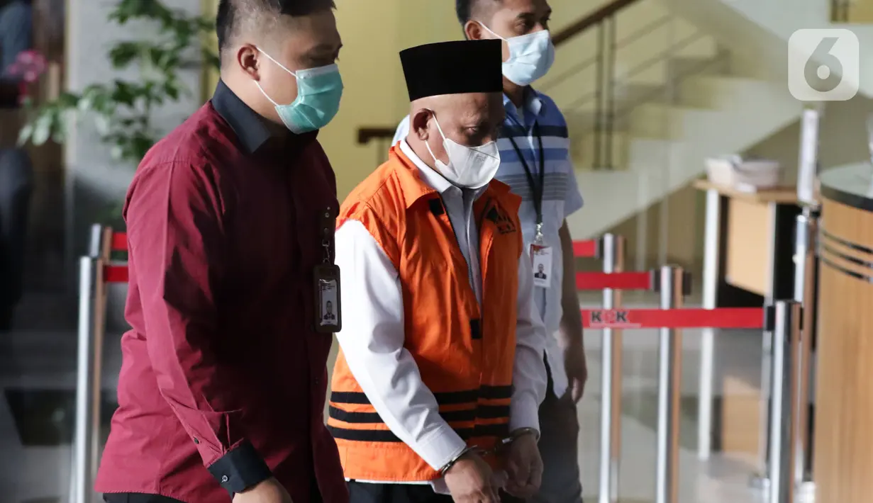 Bupati Hulu Sungai Utara (HSU), Abdul Wahid (tengah) sesaat sebelum rilis penetapan dan penahanan tersangka di Gedung KPK, Jakarta, Kamis (18/11/2021). Abdul Wahid merupakan tersangka suap dan gratifikasi pengadaan barang dan jasa di Kab Hulu Sungai Utara 2021-2022. (Liputan6.com/Helmi Fithriansyah)