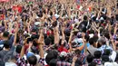 Para pendukung Ahok - Djarot berjoget saat menghadiri konser gue 2 di Jakarta, Sabtu (4/2). Sejumlah musisi papan atas Indonesia mendukung pasangan calon nomer 2 Ahok - Djarot pada Pilkada DKI Jakarta. (Liputan6.com/Johan Tallo)