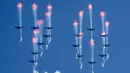 Pesawat terbang membentuk formasi angka '70' dalam parade militer memperingati HUT ke-70 Korea Utara di Pyongyang, Korea Utara, Minggu (9/9). (AP Photo/Ng Han Guan)