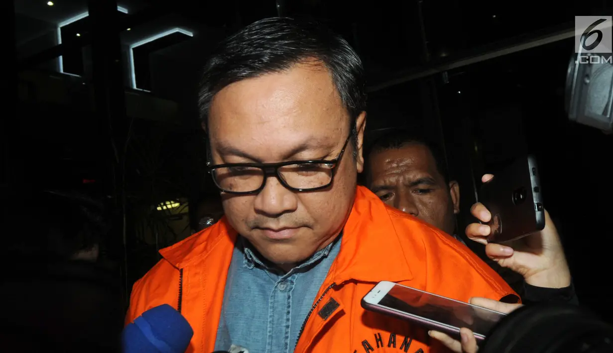 Bupati nonaktif Pakpak Bharat, Remigo Yolanda Berutu dikawal petugas usai menjalani pemeriksaan perdana oleh penyidik di gedung KPK, Jakarta, Selasa (27/11). Remigo diperiksa sebagai saksi untuk kasus suap proyek di dinas PUPR. (merdeka.com/Dwi Narwoko)