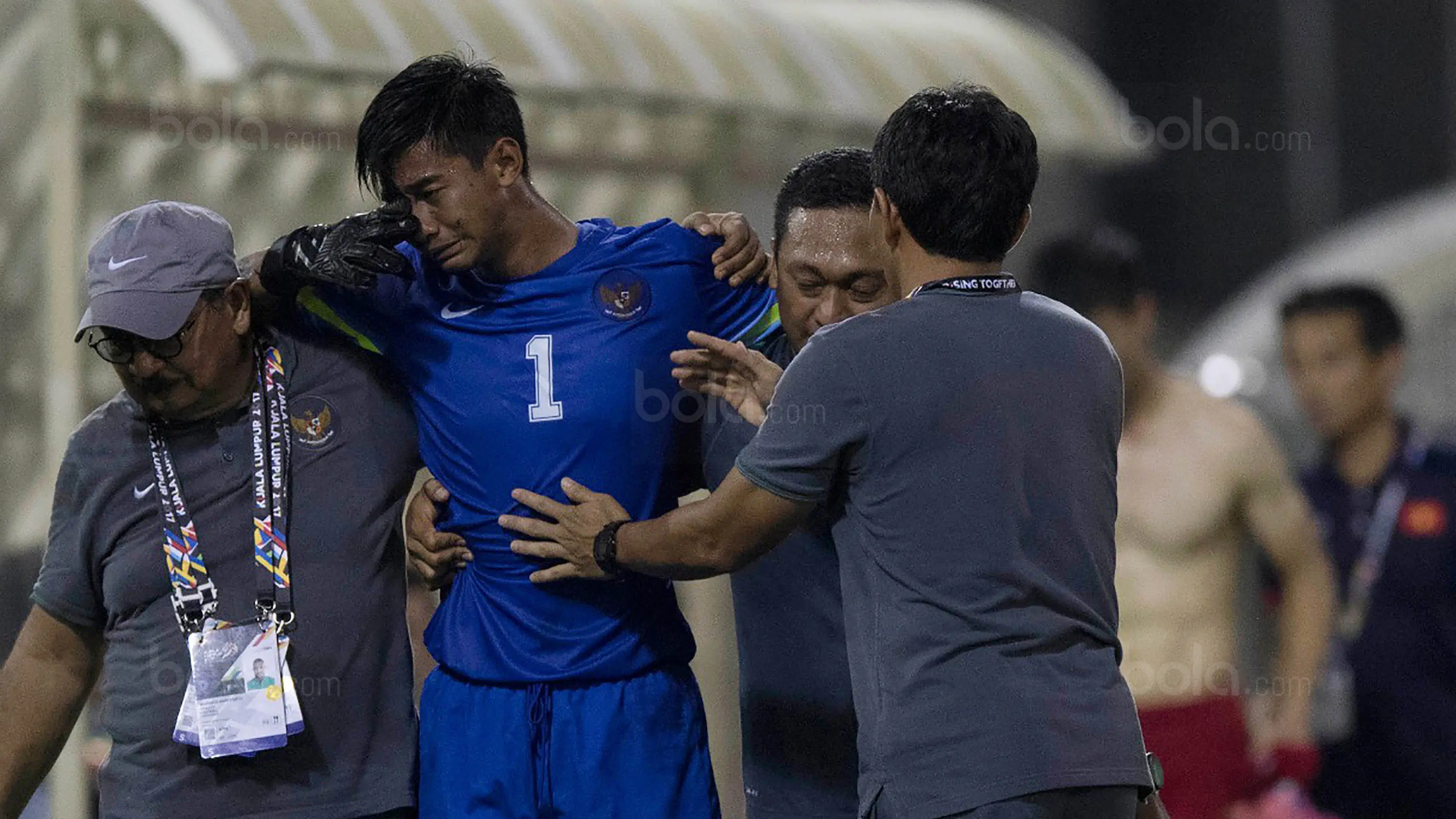 Kiper Timnas Indonesia, Satria Tama, menangis saat pertandingan melawan Vietnam di Stadion MPS, Selangor, Selasa (22/8/2017). Indonesia bermain imbang 0-0 lawan Vietnam. (Bola.com/Vitalis Yogi Trisna)