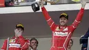 Kimi Raikkonen  hanya menutup wajahnya saat Sebastian Vettel merayakan kemenangan pada balapan F1 GP Monako di Monte-Carlo, (28/5/2017). (AP/Claude Paris)