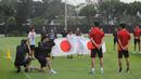Perwakilan anak-anak yang tergabung ke dalam sekolah sepak bola Jakarta Japan Club (JJC) saat memberikan pesan kepada pemain Timnas Jepang sebelum sesi latihan yang berlangsung di Lapangan A, Senayan, Jakarta, Selasa (12/11/2024). (Bola.com/Bagaskara Lazuardi)