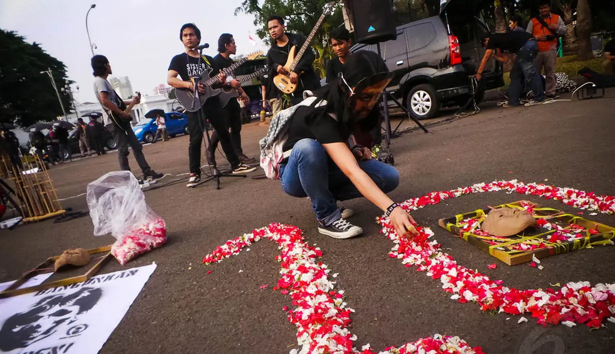 Massa juga terlihat menaburkan bunga dengan membentuk angka 10, Jakarta, (4/9/14). (Liputan6.com/Faizal Fanani)